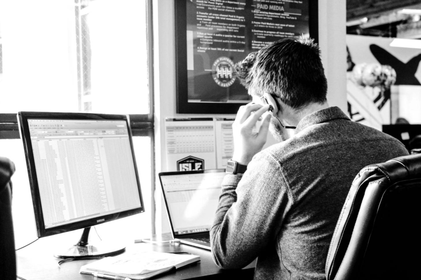 Современный офис Quralox с командой специалистов по оценке рисков